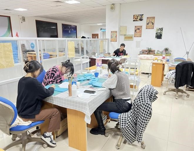 00后巧手复刻老房子模型 年收入近300万