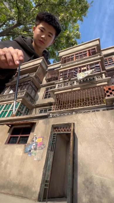 00后巧手复刻老房子模型 年收入近300万