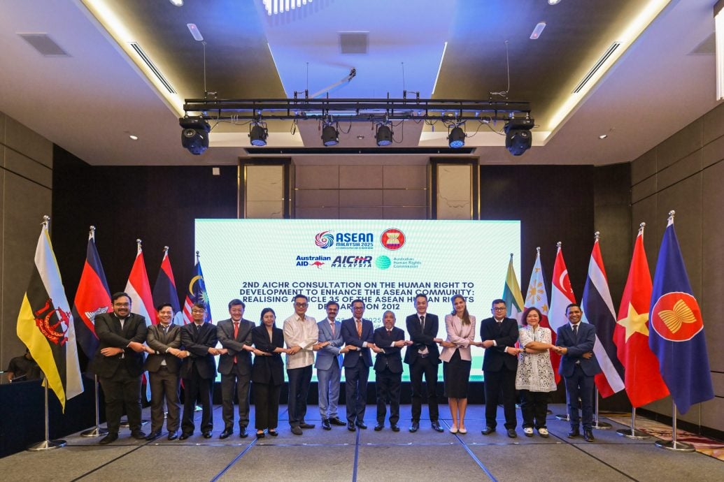 10/22见报 /未审 / 东盟峰会·观察镜/ 东盟困境:外交友谊 VS 维护人权