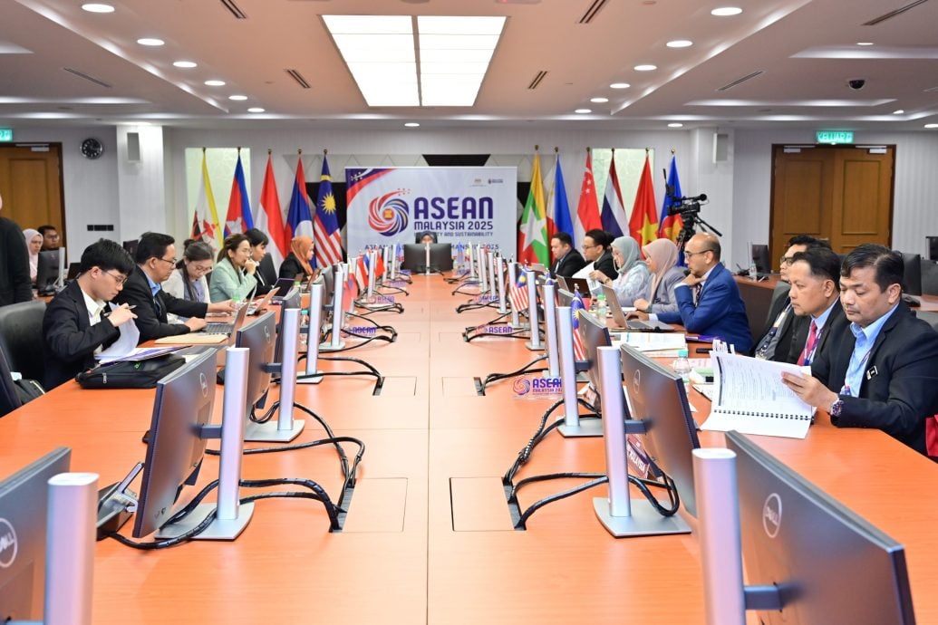 10/25见报 /未审 / 东盟峰会·观察镜/东盟主席国怎么轮?谁来当“掌舵者”?