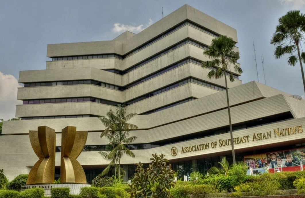 10/25见报 /未审 / 东盟峰会·观察镜/东盟主席国怎么轮?谁来当“掌舵者”?