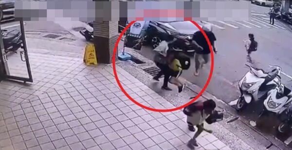 10年前曾随机袭警伤4人 男子出狱再随机砍伤3人 