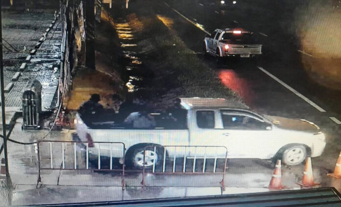 10持械抢劫泰南哥乐金店 劫走价值311万金饰 一军人中弹