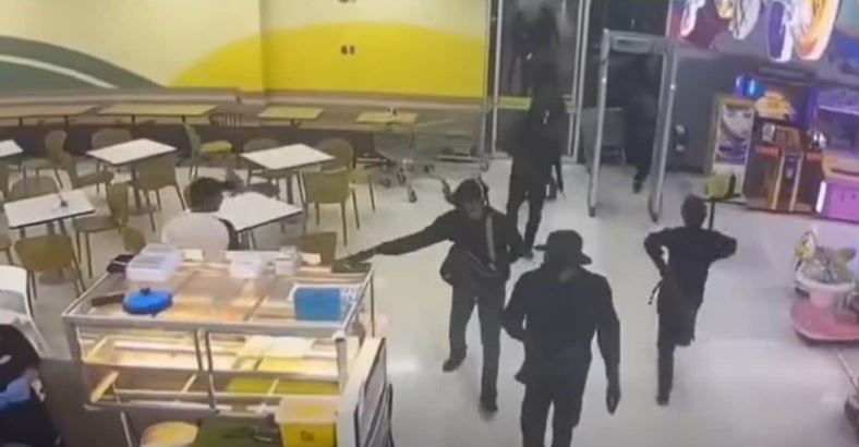 10持械抢劫泰南哥乐金店 劫走价值311万金饰 一军人中弹