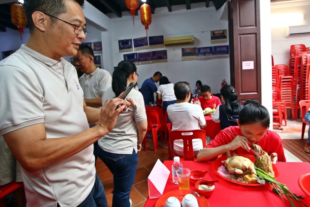 11/10大都会/星角摄:少年出花园 踏上成人之路