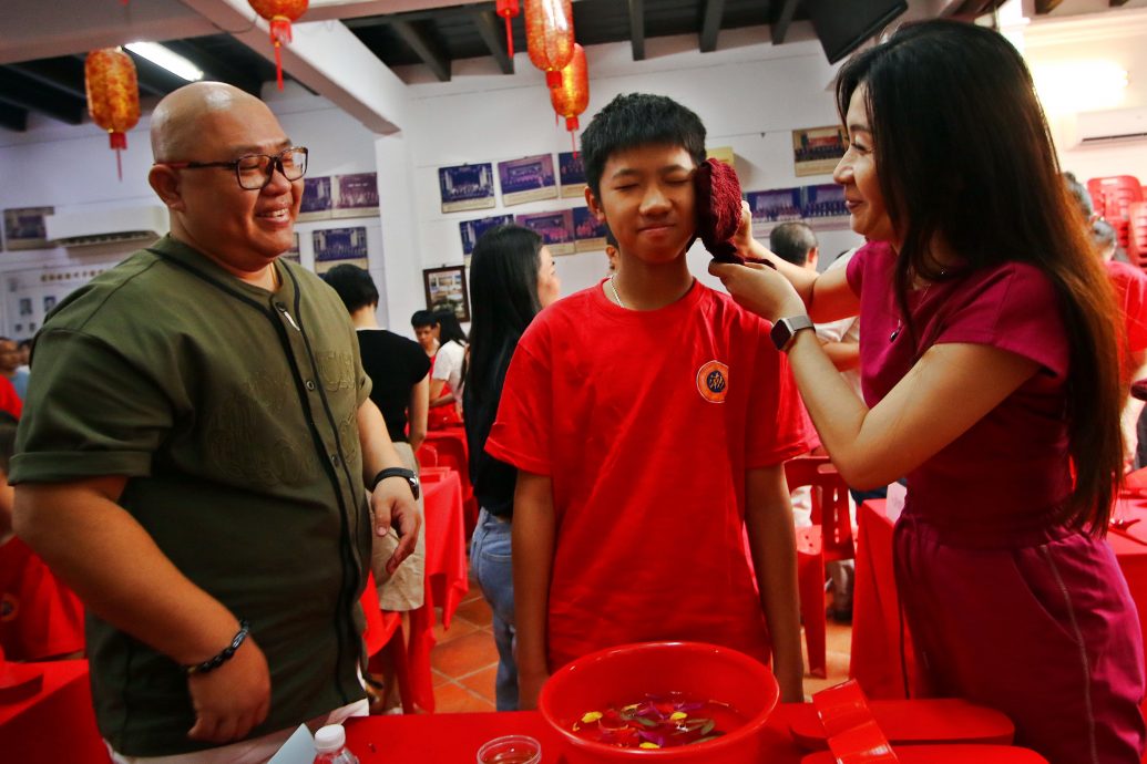 11/10大都会/星角摄:少年出花园 踏上成人之路