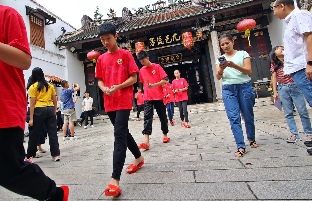 11/10大都会/星角摄:少年出花园 踏上成人之路