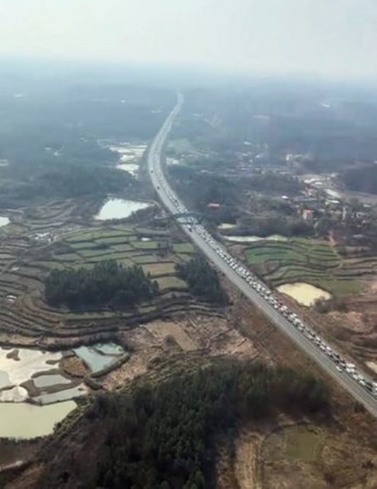 15分钟飞65公里避过车龙 兄妹开飞机返乡惹议