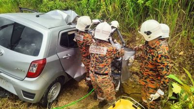 疑失控闯逆道撞油槽车 轿车2男夹困丧命