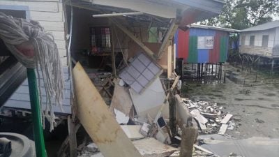 丹绒亚路一水上木屋坍塌　2男受伤送院