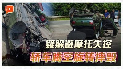 疑躲避摩托失控 轿车腾空旋转后摔地