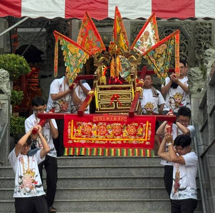 25/10大都会/星角摄:与子龙走街(大北马)