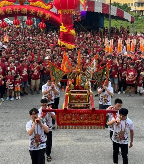 25/10大都会/星角摄:与子龙走街(大北马)