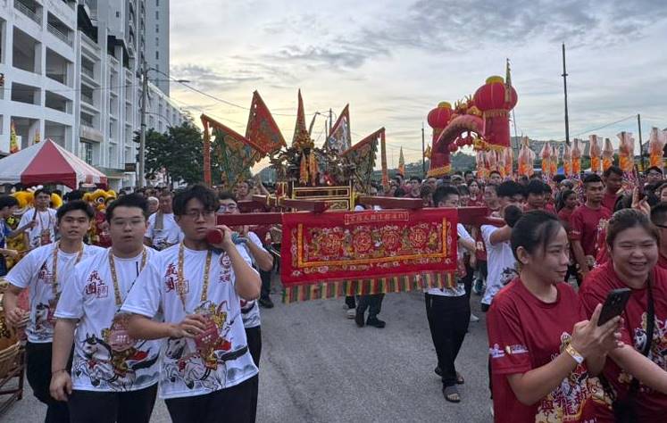 25/10大都会/星角摄:与子龙走街(大北马)