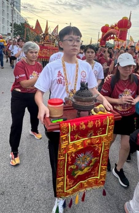 25/10大都会/星角摄:与子龙走街(大北马)