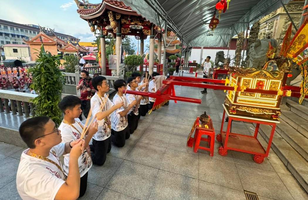 25/10大都会/星角摄:与子龙走街(大北马)