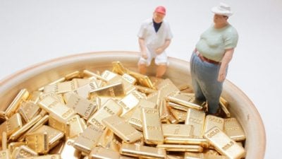 妇女遭诈骗5万 掏空存款买黄金 意外赚近30万