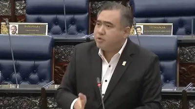 陆兆福:航空业常规做法  不禁机上供酒