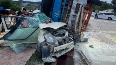 载泥罗里连撞3车 6人受伤入院
