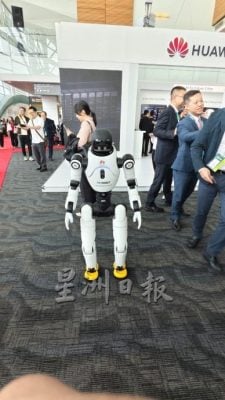 中国制造的AgiBot A2 X2智能仿人机器人亮相2025年砂拉越国际数字大会，成为全场焦点。