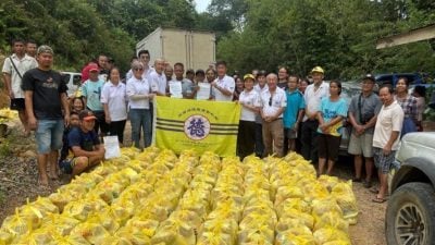 紫和阁吧巴偏乡布施  村民走吊桥领米粮