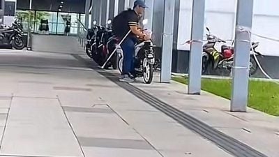 一整排摩托车挡导盲道！盲人被迫一一挪开清路