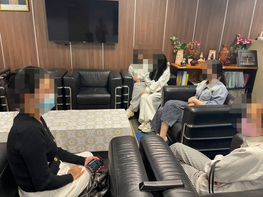 5越南女子持伪造盖章护照欲出境 被边管执法人员逮个正着