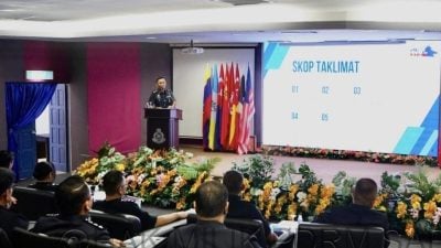 武吉阿曼特工组赴沙砂视察 检讨警察宿舍资料与管理