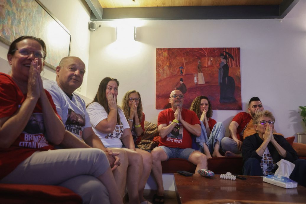  700多天漫长等待人质释放归来 民众挤爆广场泪目欢呼　