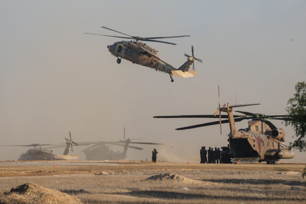  700多天漫长等待人质释放归来 民众挤爆广场泪目欢呼　