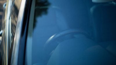 停泊车区内车门反锁  男子被发现毙命车内