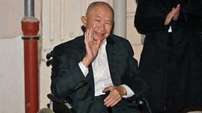 79岁吴宇森体力变差 坐轮椅撑拐杖代步