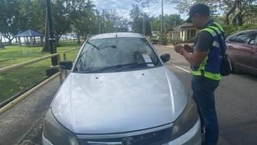 丹绒亚路一带违规停车 14车主中罚