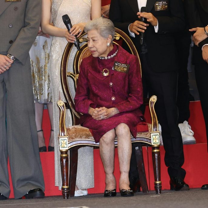 90岁罗兰拄拐杖宣传《金式森林》　双腿浮肿疑静脉曲张