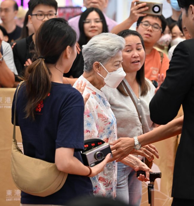 90岁罗兰拄拐杖宣传《金式森林》　双腿浮肿疑静脉曲张