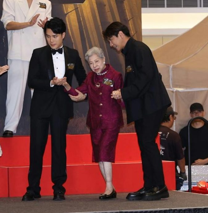 90岁罗兰拄拐杖宣传《金式森林》　双腿浮肿疑静脉曲张