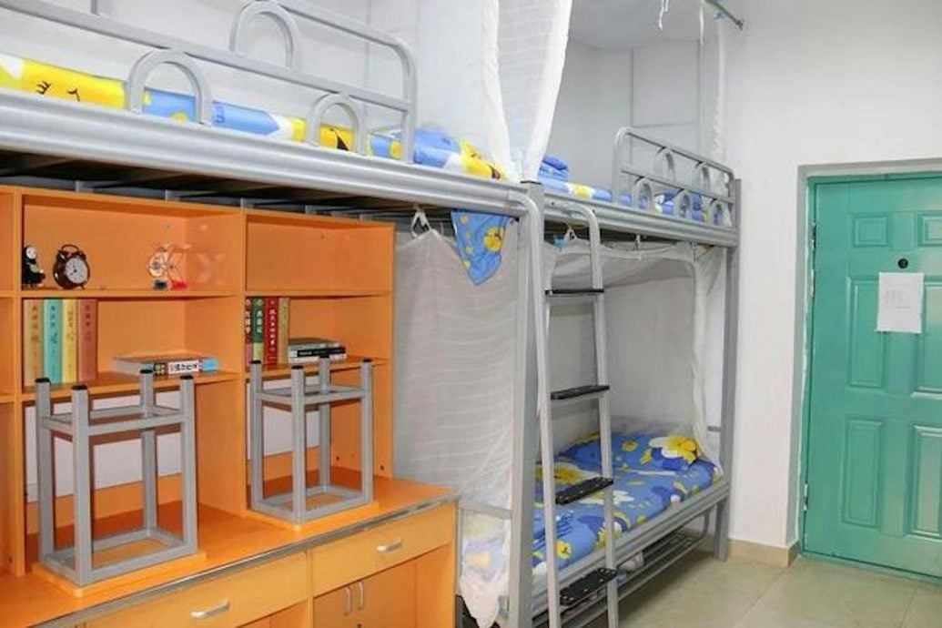 9学生只有8张床怎样睡?老师“这样说”家长超不爽