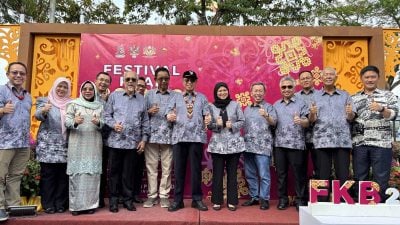 卡林：逾20区2千代表竞渡 . 砂赛船 国际龙舟赛 空前