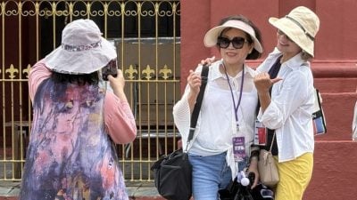 屠妖节假期迎观光潮  游客摆甫士成景区亮点