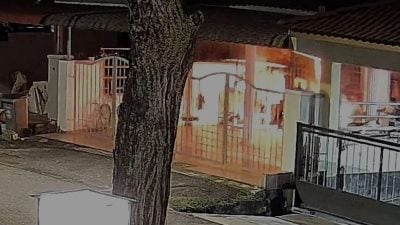 视频 | 大耳窿深夜投掷汽油弹 一家四代六口险丧火海！