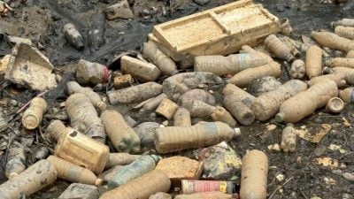 视频 | 大量塑料瓶和垃圾堆积水闸门 到底从何而来？