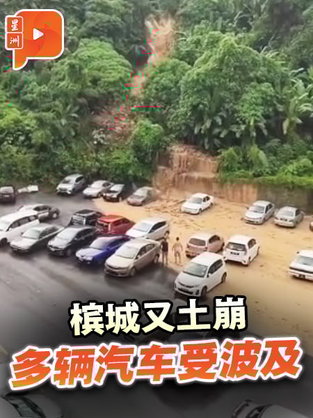 槟城又土崩 山泥夹带雨水冲停车场破围墙