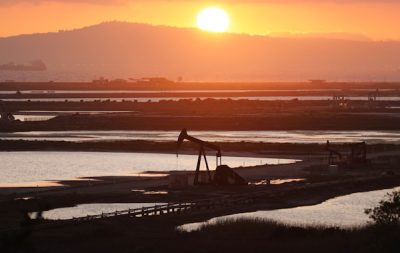 油价下跌 OPEC+增产计划加剧供应过剩忧虑