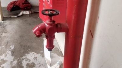 组屋各楼层消防水喉没水  消拯员底层接水管14楼灭火