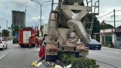 水泥车失控撞分堤 殃及多车2人伤