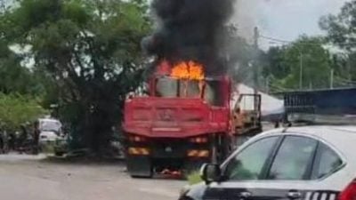 视频| 怕罗里被充公 车主竟放火烧车