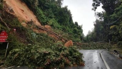 视频 |  惊险万分 槟城浮罗山坡土崩险埋车