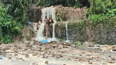 视频| 垄尾组屋山坡土崩 汽车遭波及