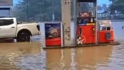 视频| 暴雨引发闪电水灾 瓜拉吉赖两油站 被泡在水里