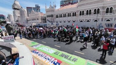 “拒绝特朗普”集会移师独立广场·逾200人聚集抗议特朗普